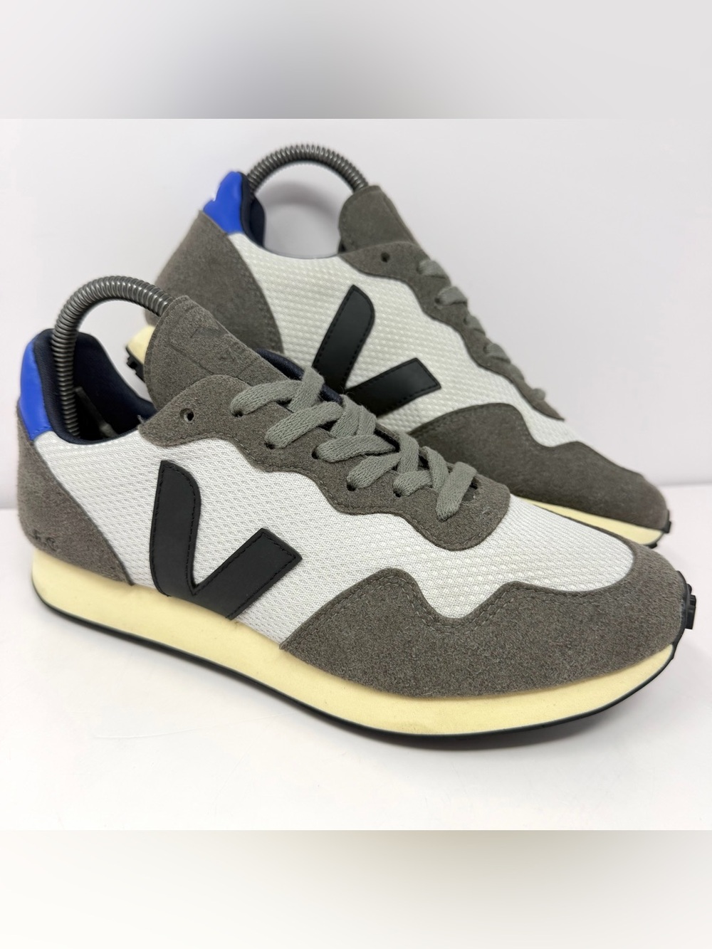 Veja Women’s SDU Alveomesh Retro Running Sneaker Sz 8 Grey White Vegan Suede EUC